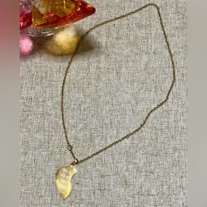 ✨☀️Fancy chain with a half-heart pendant, plated in excellent condition. ✨☀️